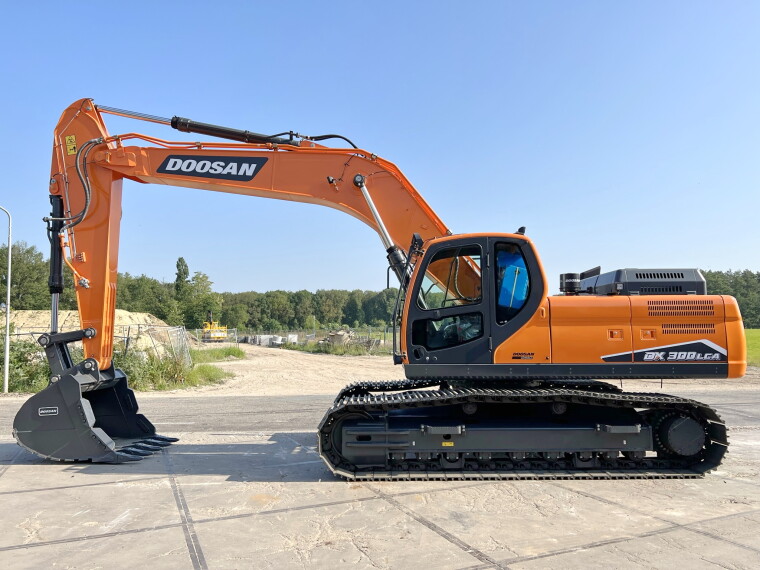 Doosan DX300LC Medium Excavator