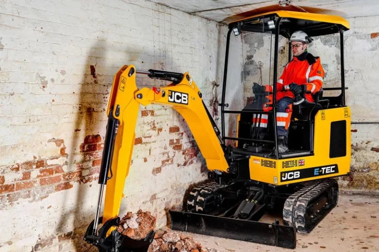 How To Operate a Mini Excavator: Operating Tips and Uses