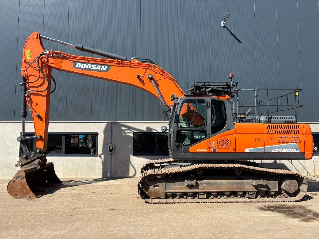 Doosan DX225LC Medium Excavator